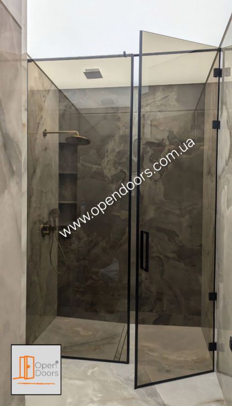 Душова перегородка із розпашними дверями